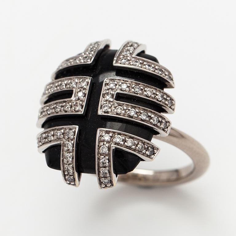 An 18K white gold ring with a onyx and diamonds ca. 0.31 ct in total.