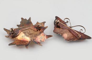 BROSCHER, 2 st, sterlingsilver samt emalj, delvis David Andersen, Norge. Vikt 29,1 gram.