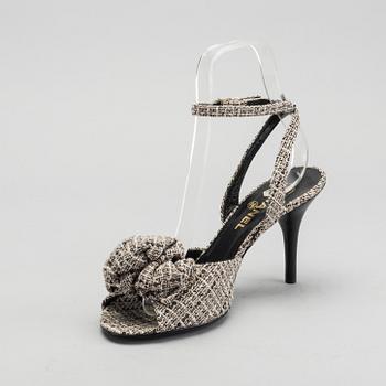 A PAIR OF CHANEL SHOES. Italian size 40.