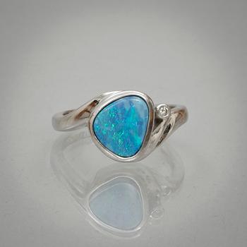 RING, 14k  vitguld med ljust blå opal samt briljantslipad diamant. Vikt 4 g.
