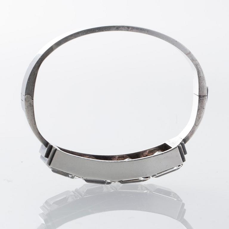 ARMRING, Wiwen Nilsson, Lund, 1947. Sterlingsilver med bergkristaller.