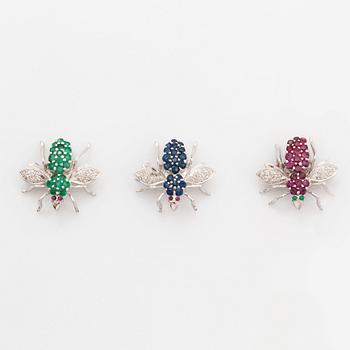 426. Three fly brooches in 18K white gold set with round brilliant-cut diamonds.