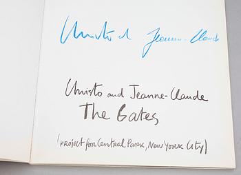 BÖCKER, 2 st, Christo and Jeanne-Claude, signerade. Samt Peggy Guggenheims samling från Venedig, signerad 19:e dec, 1966.