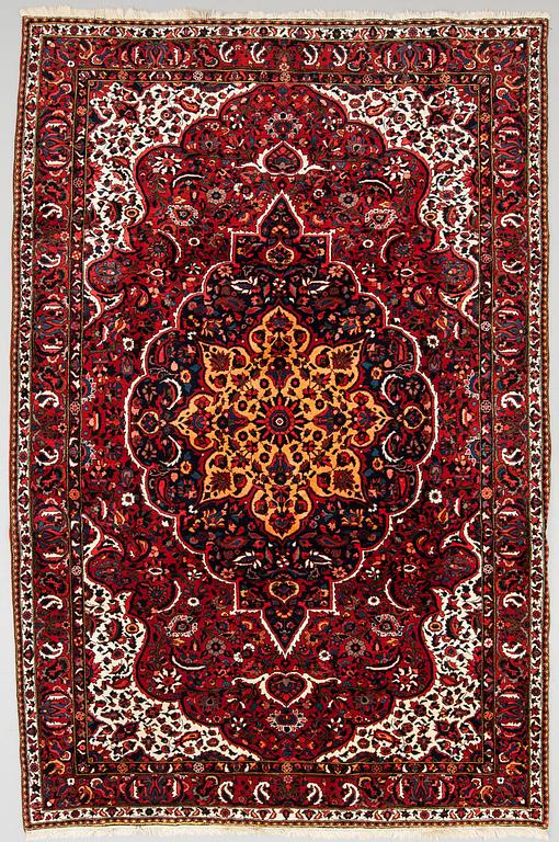 MATTA, Bahktiari, modern tillverkning. Ca 311 x 207 cm.