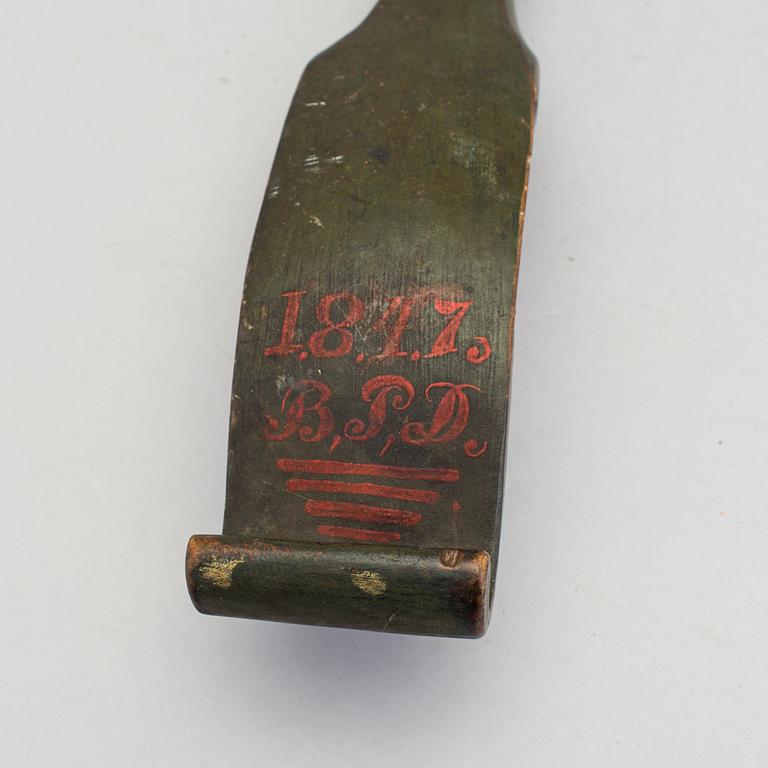 MANGELBRÄDE samt SKÄRA, allmoge, daterade 1872 samt 1847.