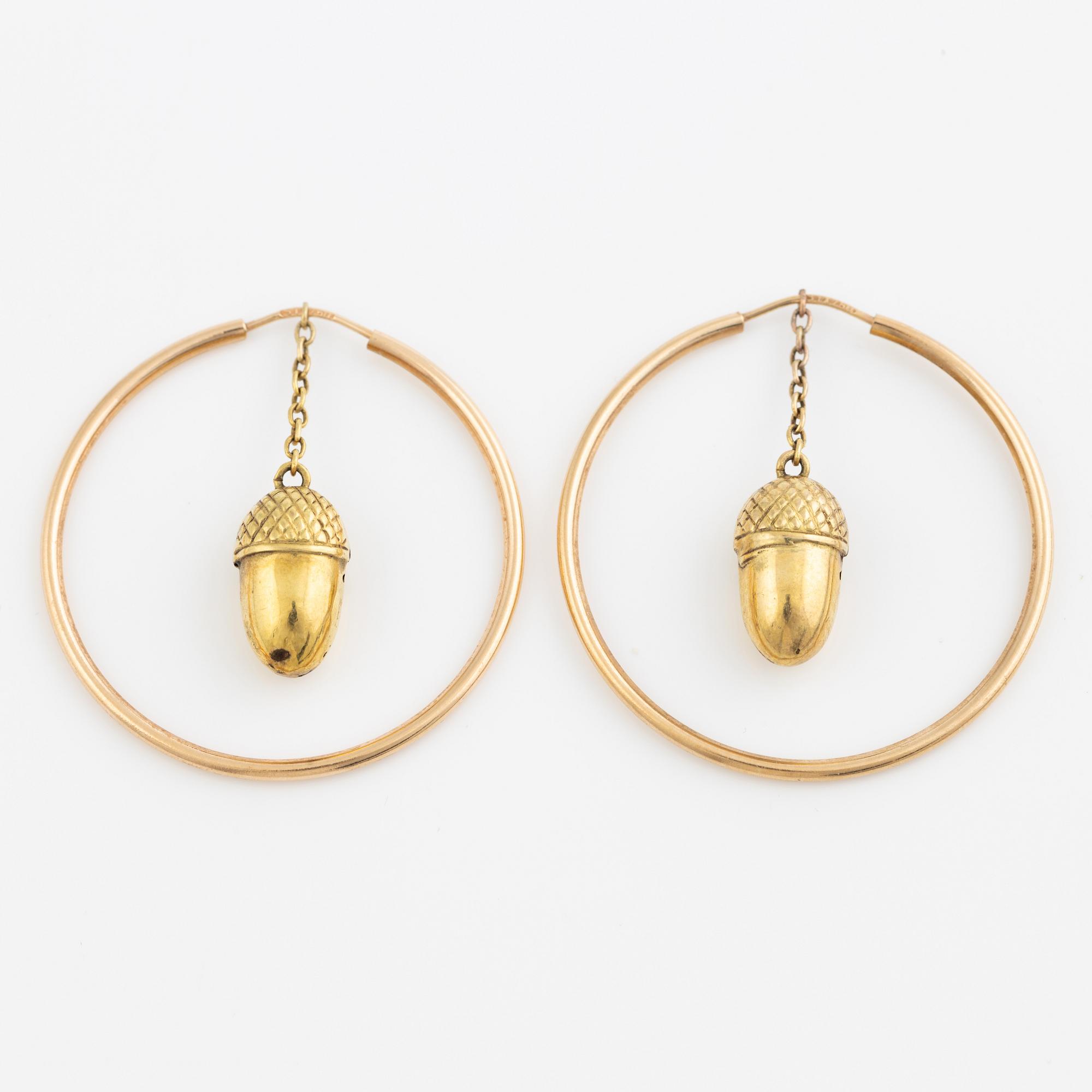 Örhängen, kreoler, hoops 18K guld, medföljande påhängen i form av ekollon med emalj med motiv av mytologiskt sjödjur.