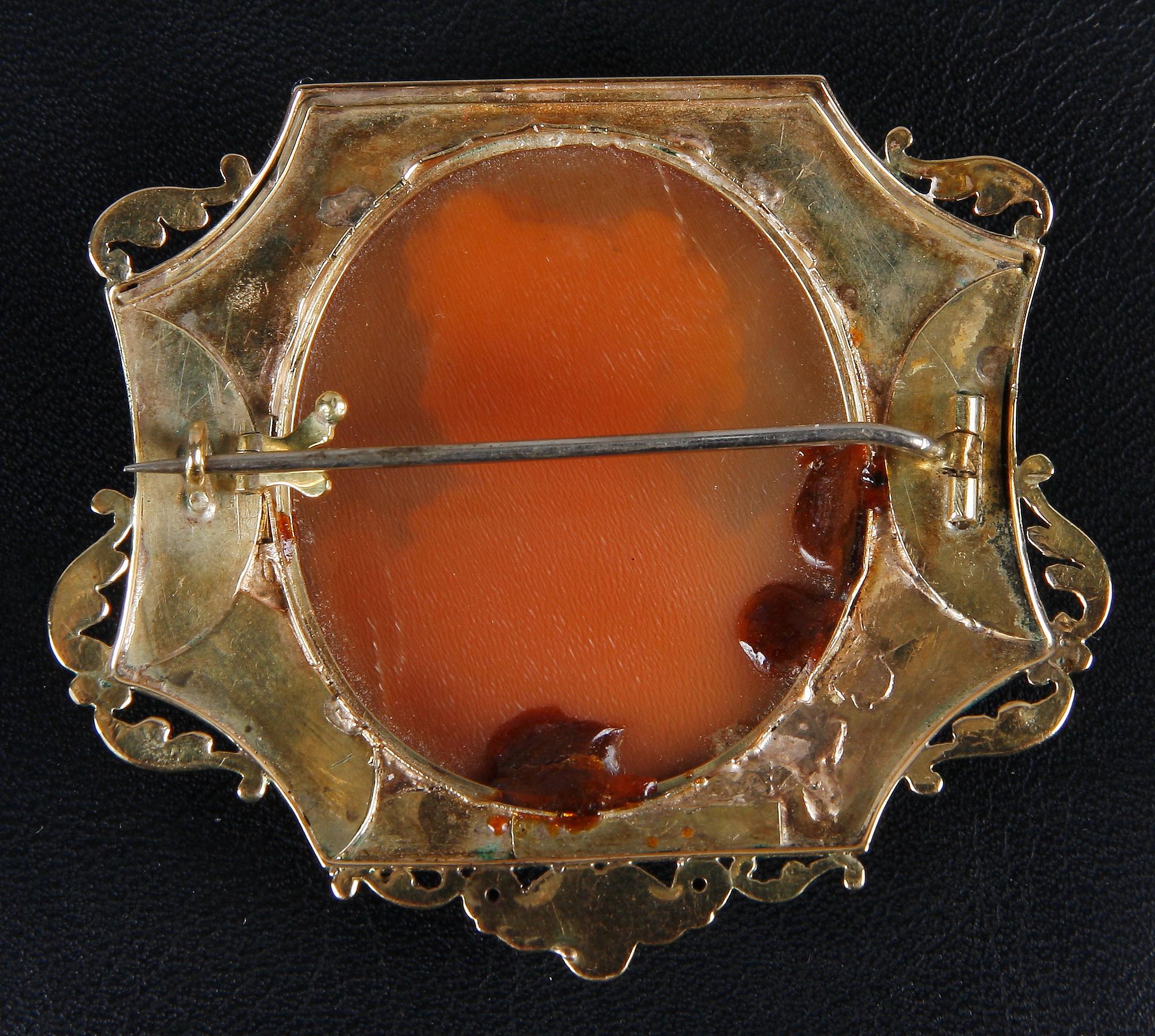 BROSCHER, 3 st, bl a 18 K guld samt snäckskalscaméer, bl a 1925 samt 1954.