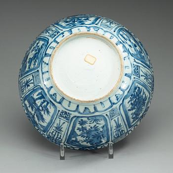 A large blue and white bowl, Ming dynasty, Wanli (1572-1620).