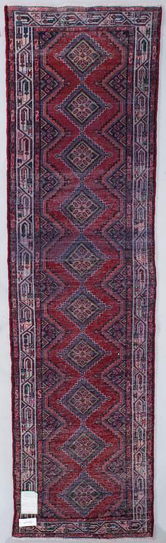 An Zageh rug, 294 x 83 cm.