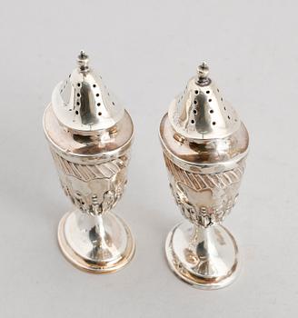 SALT- OCH PEPPARSTRÖARE, silver, Birmingham 1894. Vikt ca 68 gram.