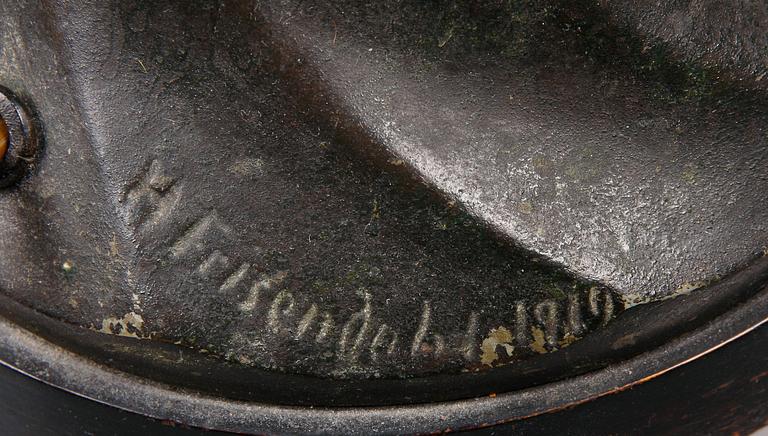BORDSARMATUR, brons, Halvar Frisendahl, dat 1919.