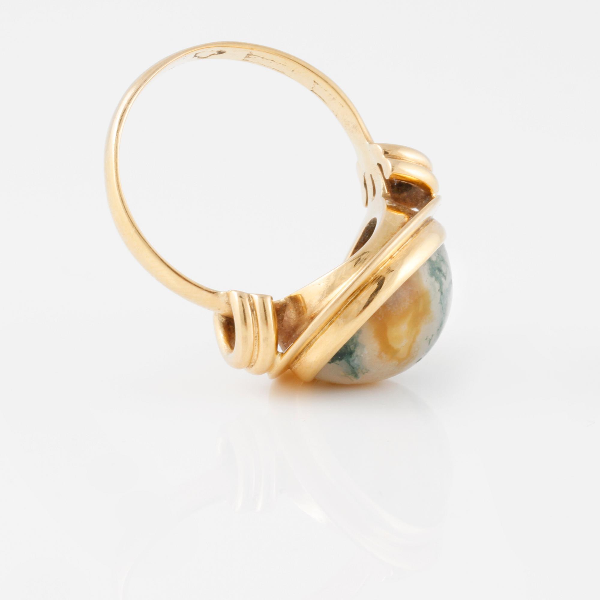 RING, med cabochonslipad sten.