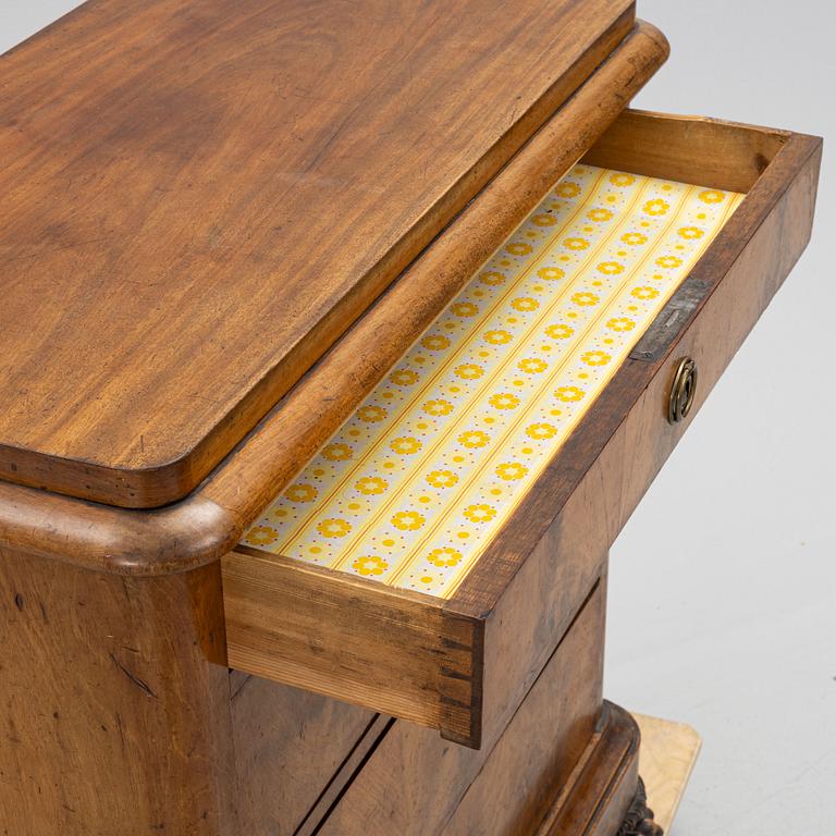 Chest of drawers, first half of the 19th century.