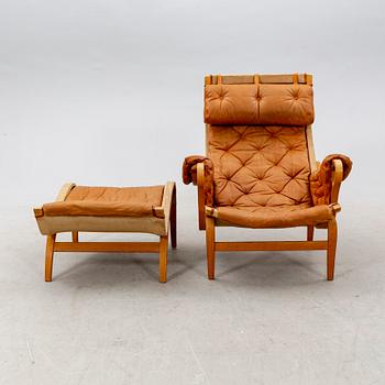 Bruno Mathsson, fåtölj och fotpall "Pernilla" för DUX senare delen av 1900-talet.