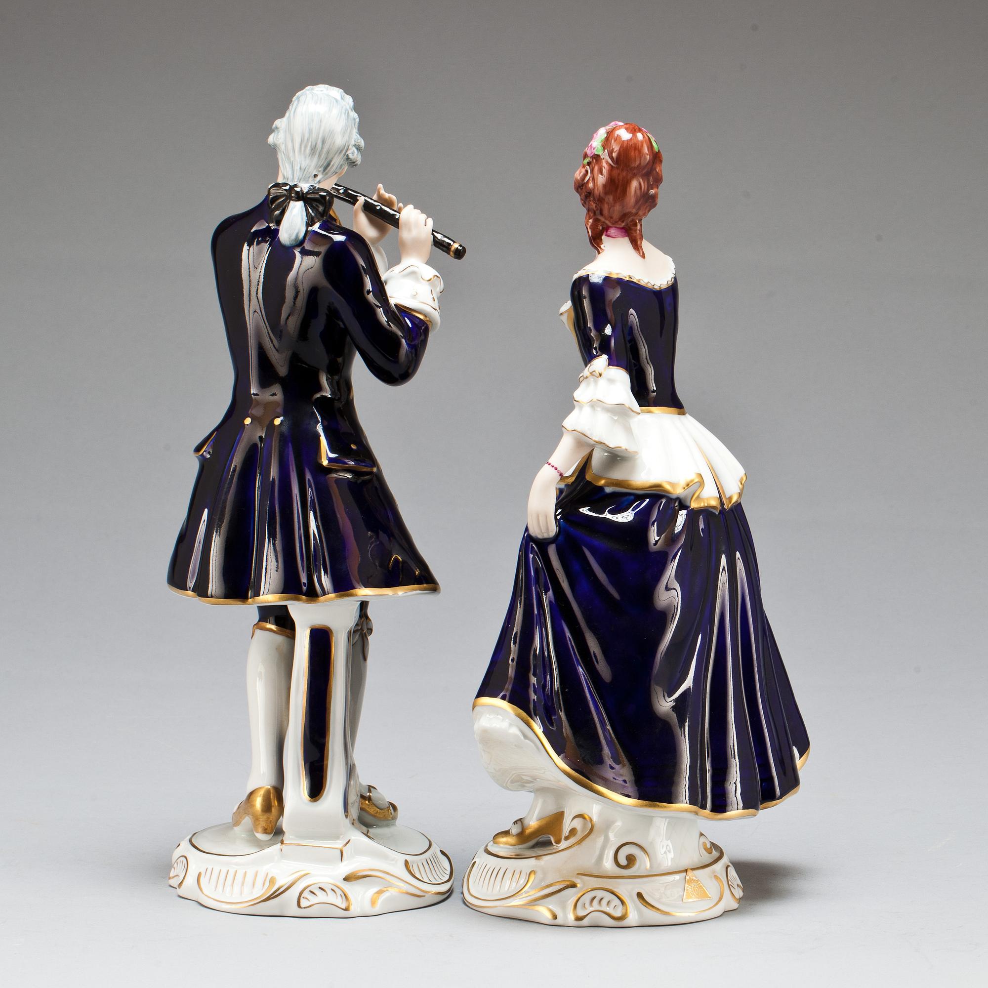 FIGURINER, 2 st, porslin Royal Dux. Danmark. 1900-talets andra hälft.