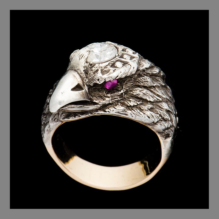 RING, silver och 14K (56) guld, briljantslipade diamanter, rubiner. Vikt ca 13,3 g.