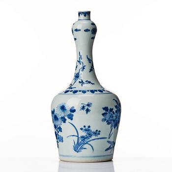 A blue and white Transtional vase, 17th Century.