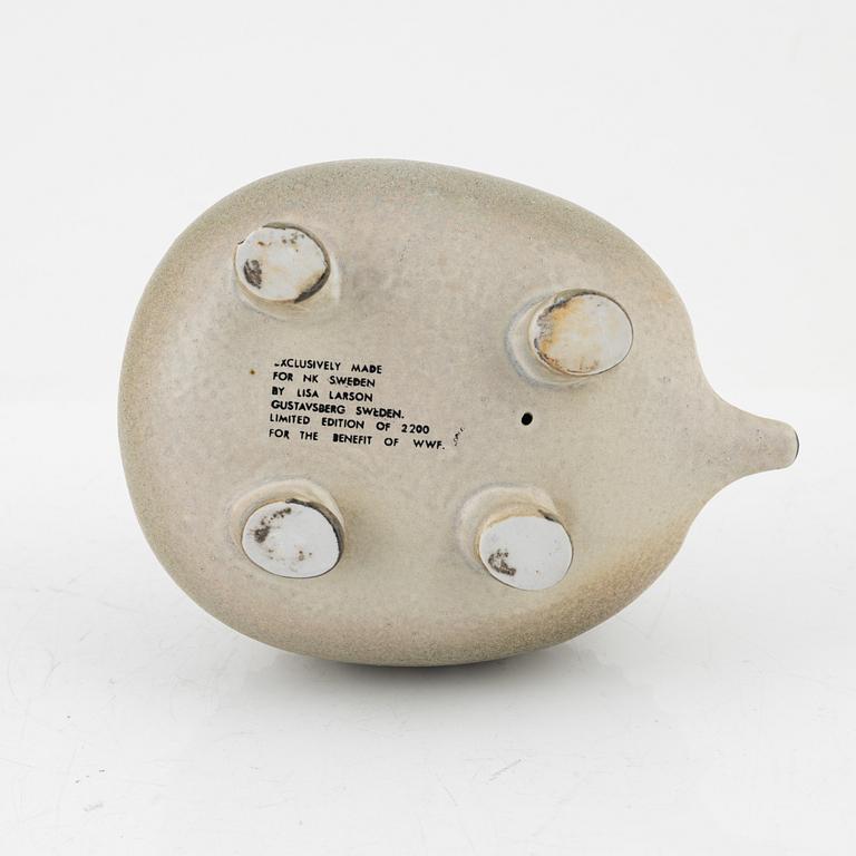 Lisa Larson, skulptur, Gustavsberg "Igelkott", för NK, Nordiska Kompaniet i samarbete med WWF. Limiterad upplaga om 2200.