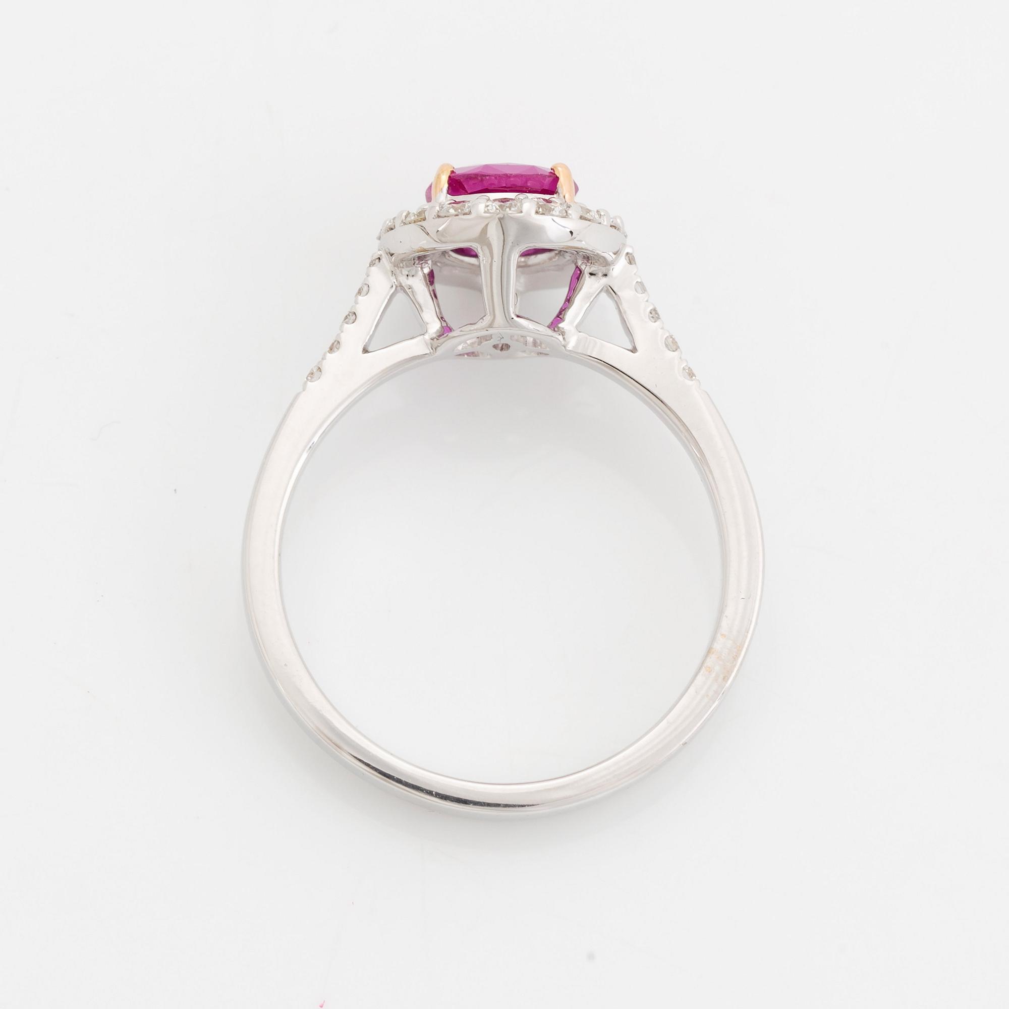 Ring 18K vitguld med en fasettslipad safir och runda briljantslipade diamanter.
