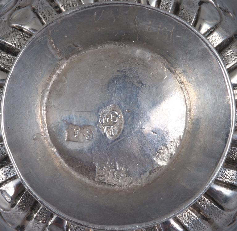 SUPKOPP, silver, bär otydliga ryska stämplar.