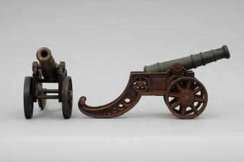 BORDSKANONER, ett par, gjutjärn, 1900-tal.