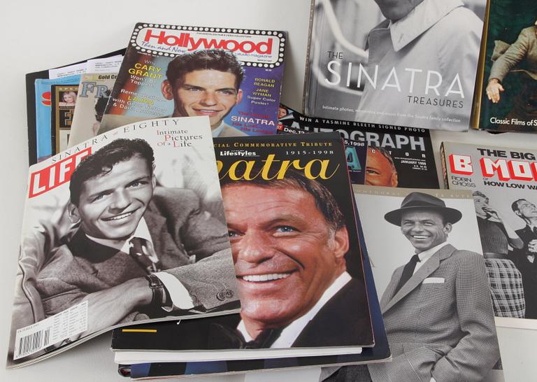 PARTI FRANK SINATRA-MEMORABILIA, c:a 20 vol böcker och tidskrifter.