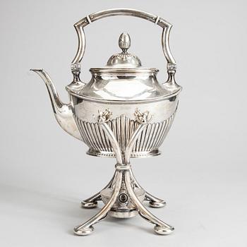 TEKANNA MED RECHAUD, silver, K. Andersson, Stockholm 1905. Vikt 1493 g.