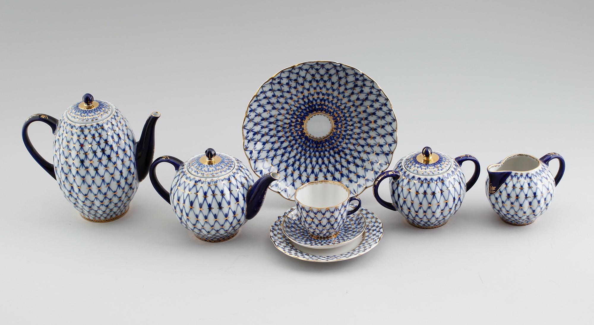 TE- OCH KAFFESERVIS, 17 delar, porslin, "Cobalt Net" Lomonosov , Ryssland.