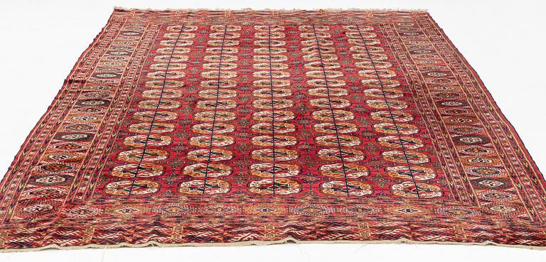A Tekke carpet, c. 295 x 220 cm.