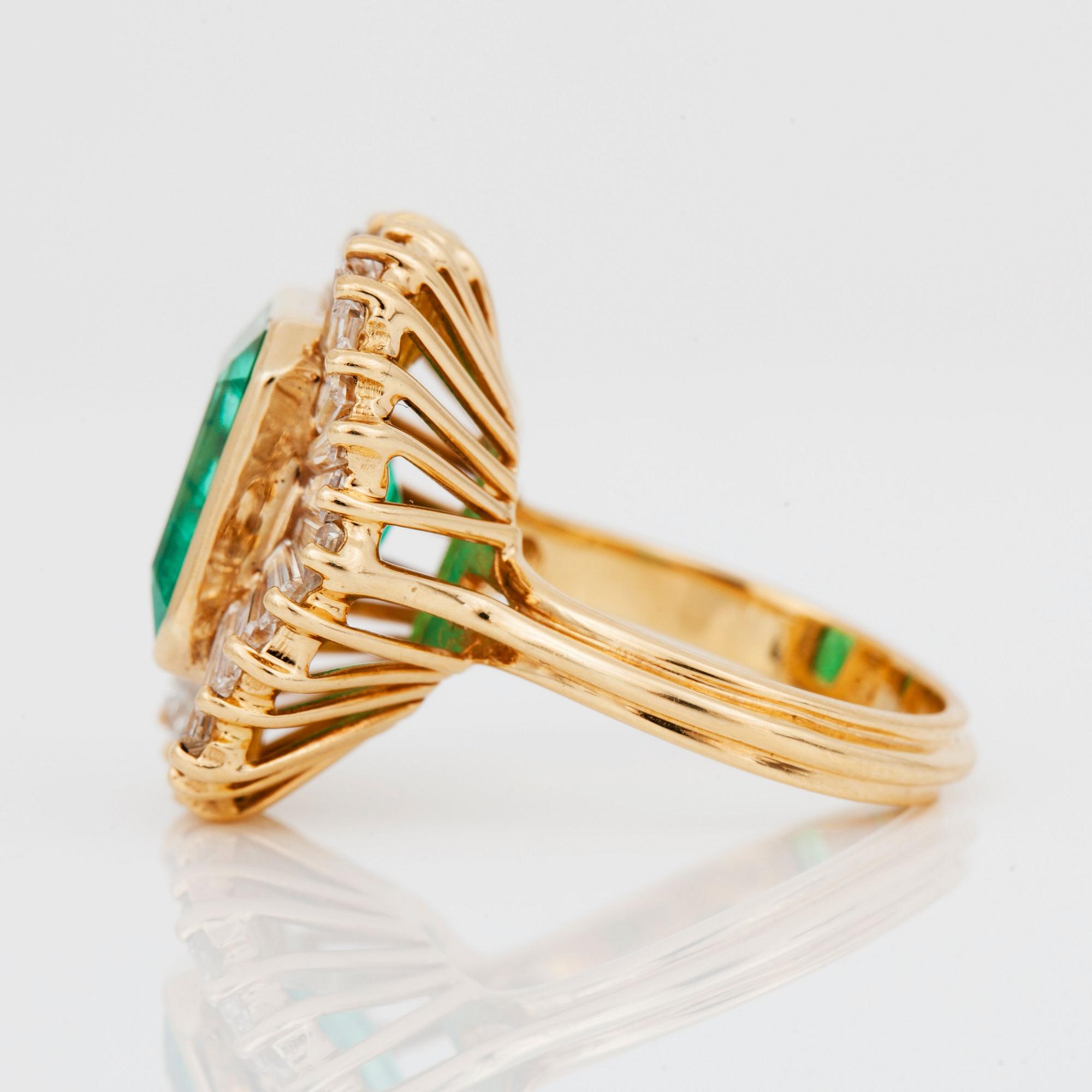 RING med trappslipad smaragd ca 6.00 ct samt baguetteslipade diamanter, totalt ca 3.00 ct.