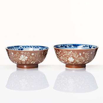 A rare set of blue and white and cappuciner brown goods with an engraved decoration, Qing dynasty, Kangxi (1662-1722).