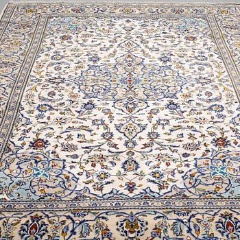 A CARPET, Kashan. 355 x 238 cm.