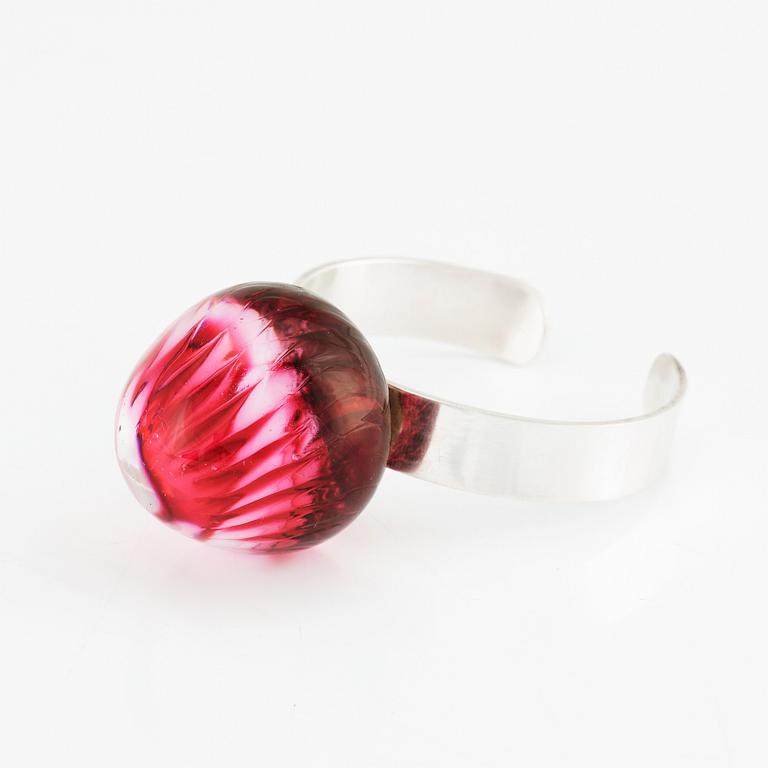 Sigurd Persson, a sterling silver bangle crowned with a strawberry coloured glass ball, Stockholm 1995.