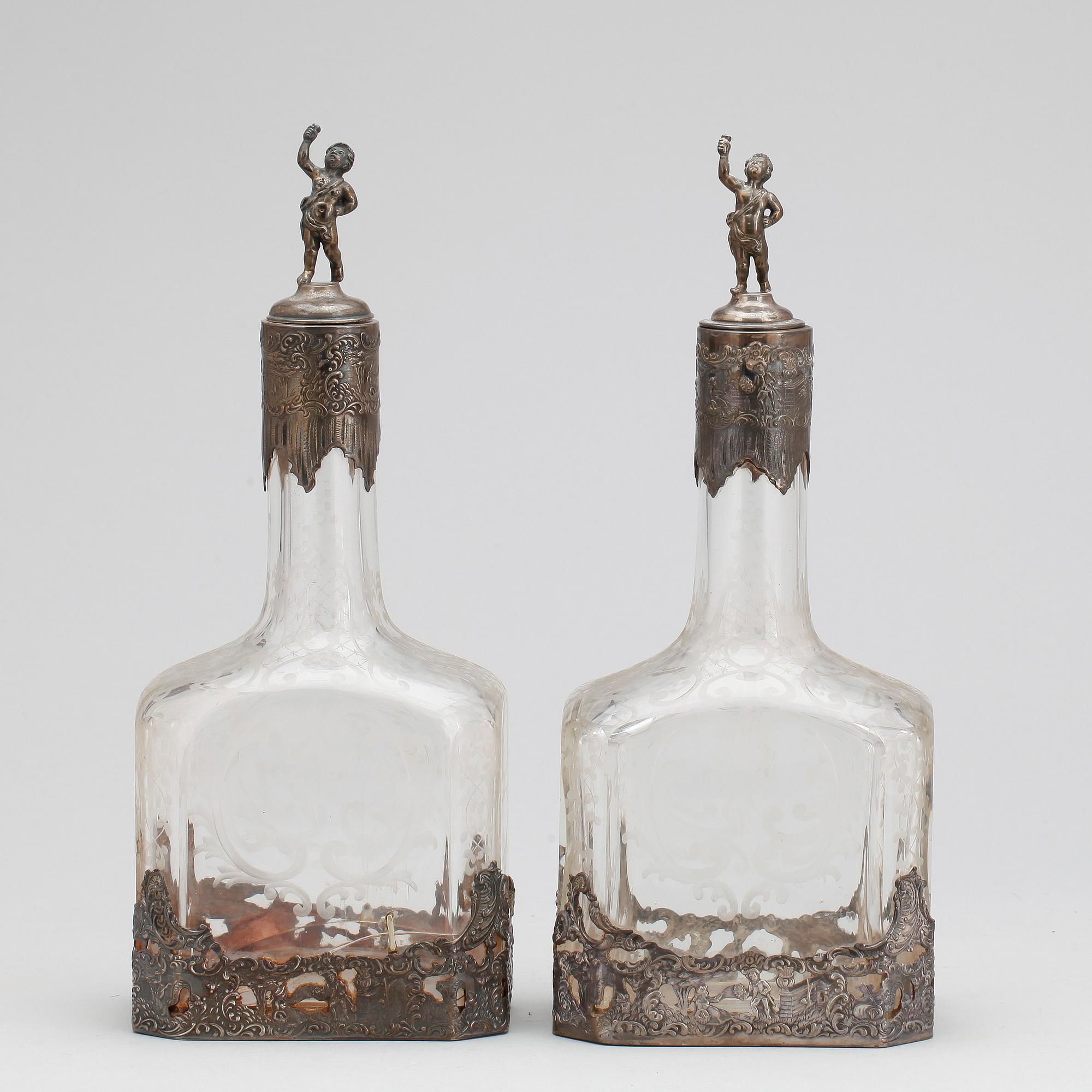 KARAFFER, ett par, låghaltigt silver och glas, Tyskland, omkring 1900.