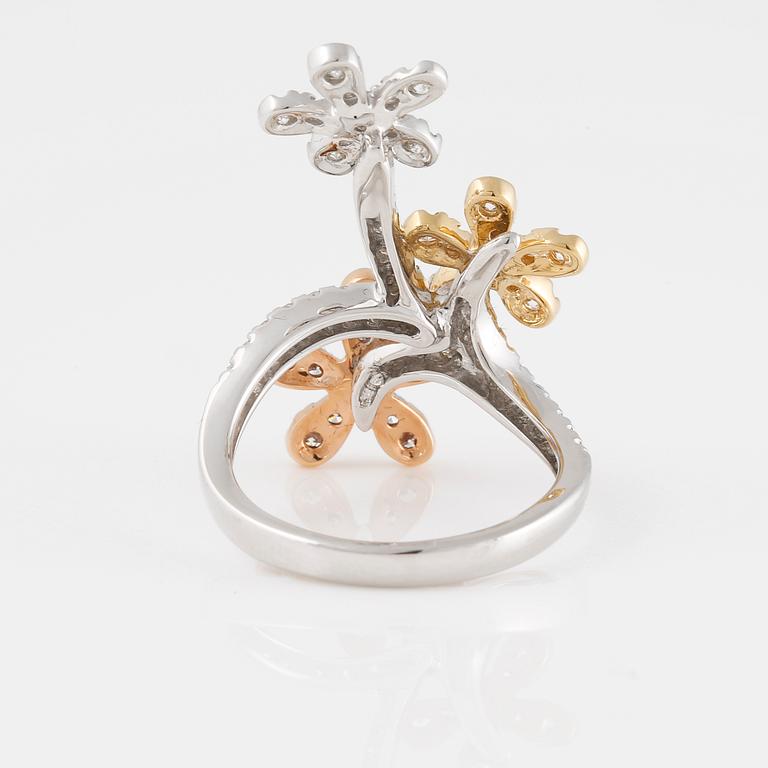 RING, 18K trefärgat guld med briljantslipade diamanter ca 1.17 ct. Vikt 6,1 gram.