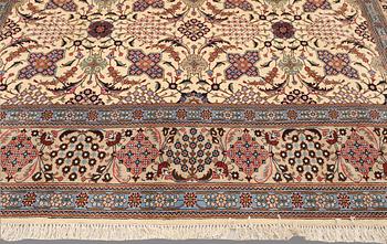 A Keshan carpet, approx. 407 x 290 cm.