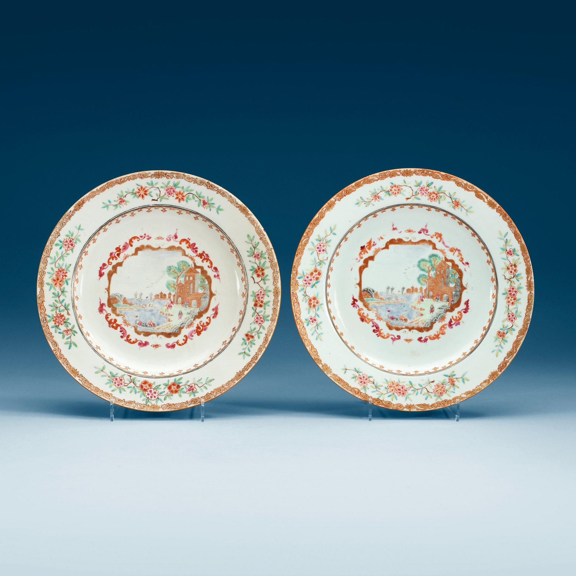 TALLRIKAR, ett par, kompaniporslin. Qing dynastin, Qianlong (1736-95).