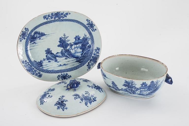 TERRIN SAMT STEKFAT, porslin, Kina,  Qianlong, (1736-95).