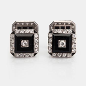 A pair of platinum cufflinks with onyx and old-cut diamonds ca. 2.32 ct in total.