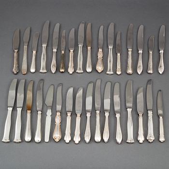 Knivar, 32 st, silver, bl a Tornedal, Svensk Rund, Birgitta, Disa, Saxisk, Olga, Sjösala, Tradition, Gammal Dansk.