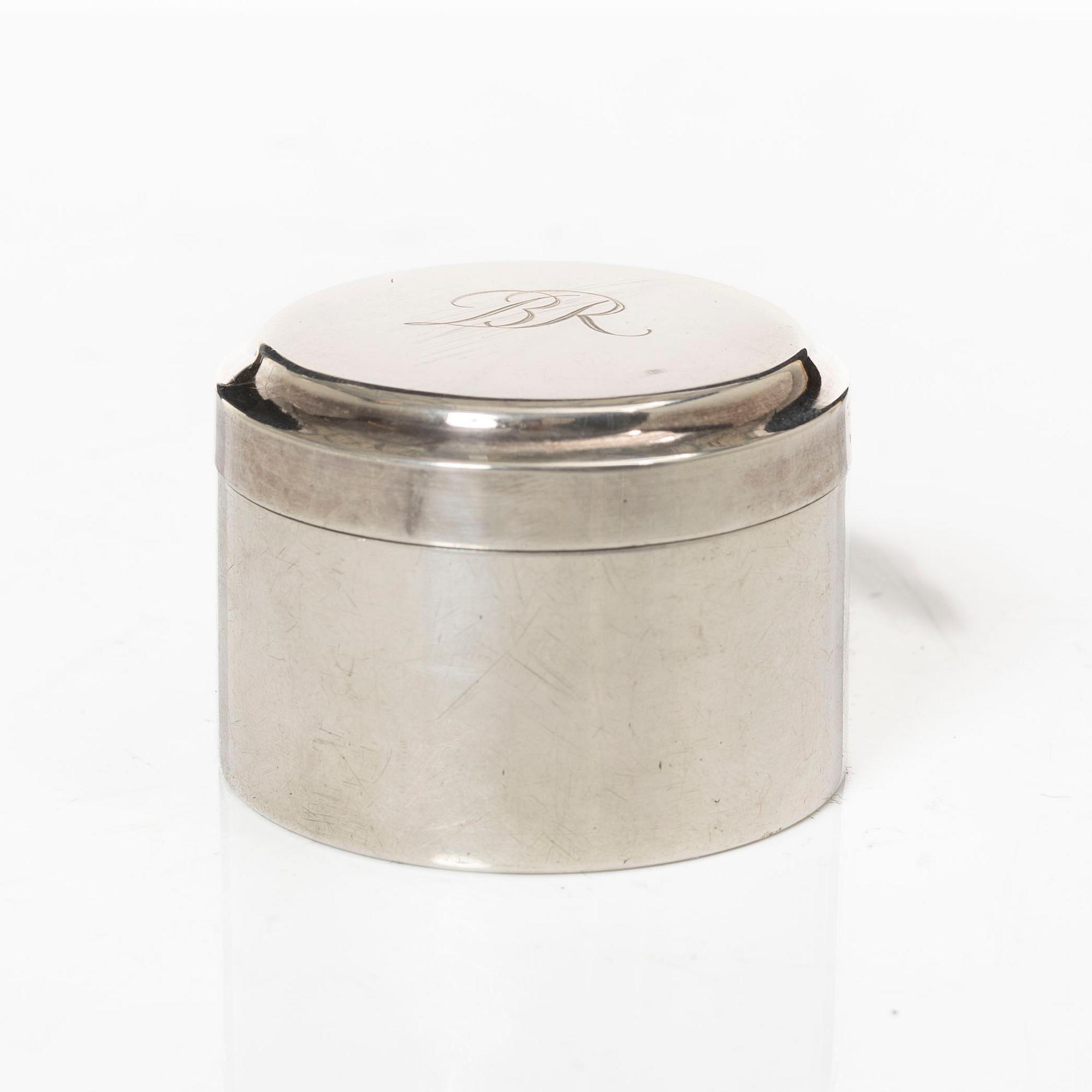 Askar, 2 st och ciggaretui, silver, bl.a. David Andersen & Co, Stockholm 1928.