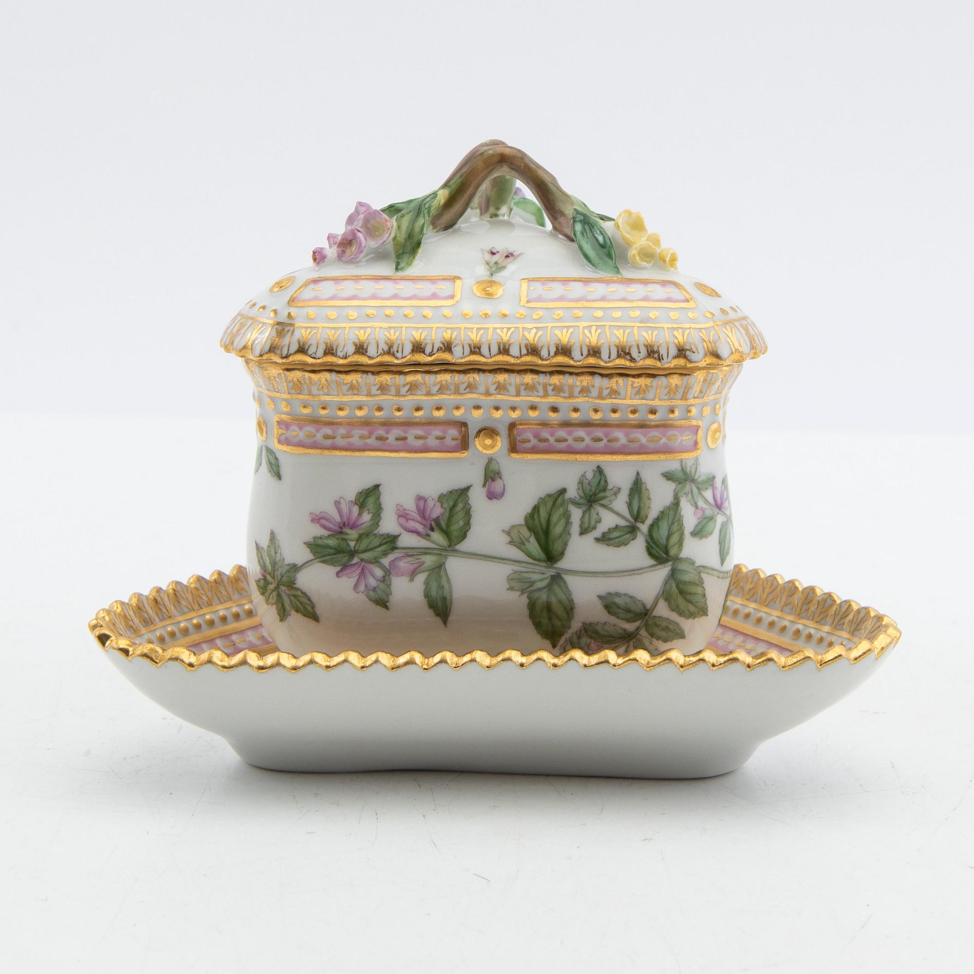 Royal Copenhagen, Crèmekopp med lock och fat, porslin, "Flora Danica", Royal Copenhagen, Danmark.