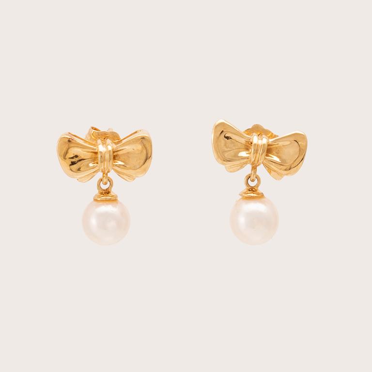 A pair of 18K gold with cultured pearls.