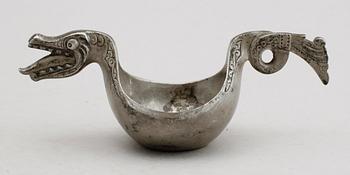 KÅSA, tenn, sign HN, 1800-/1900-tal.