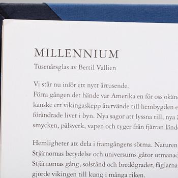 GLAS, ett par, "Millenium", Bertil Vallien, Kosta Boda, år 2000.