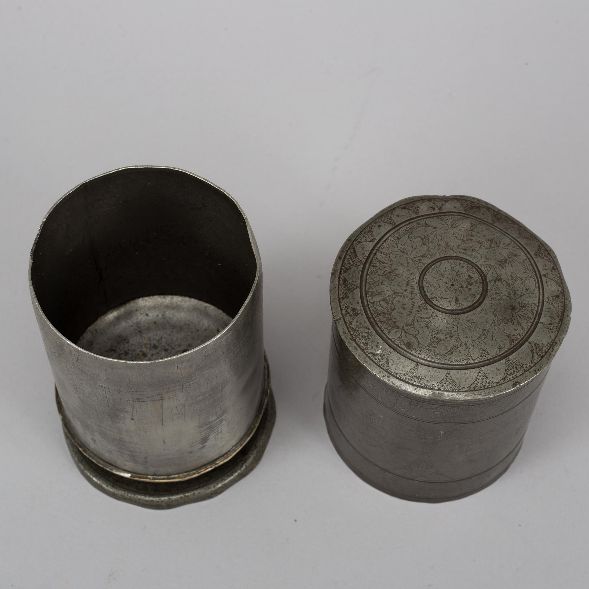 A pewter tobacco box and two shakers, 18th/19th century.
