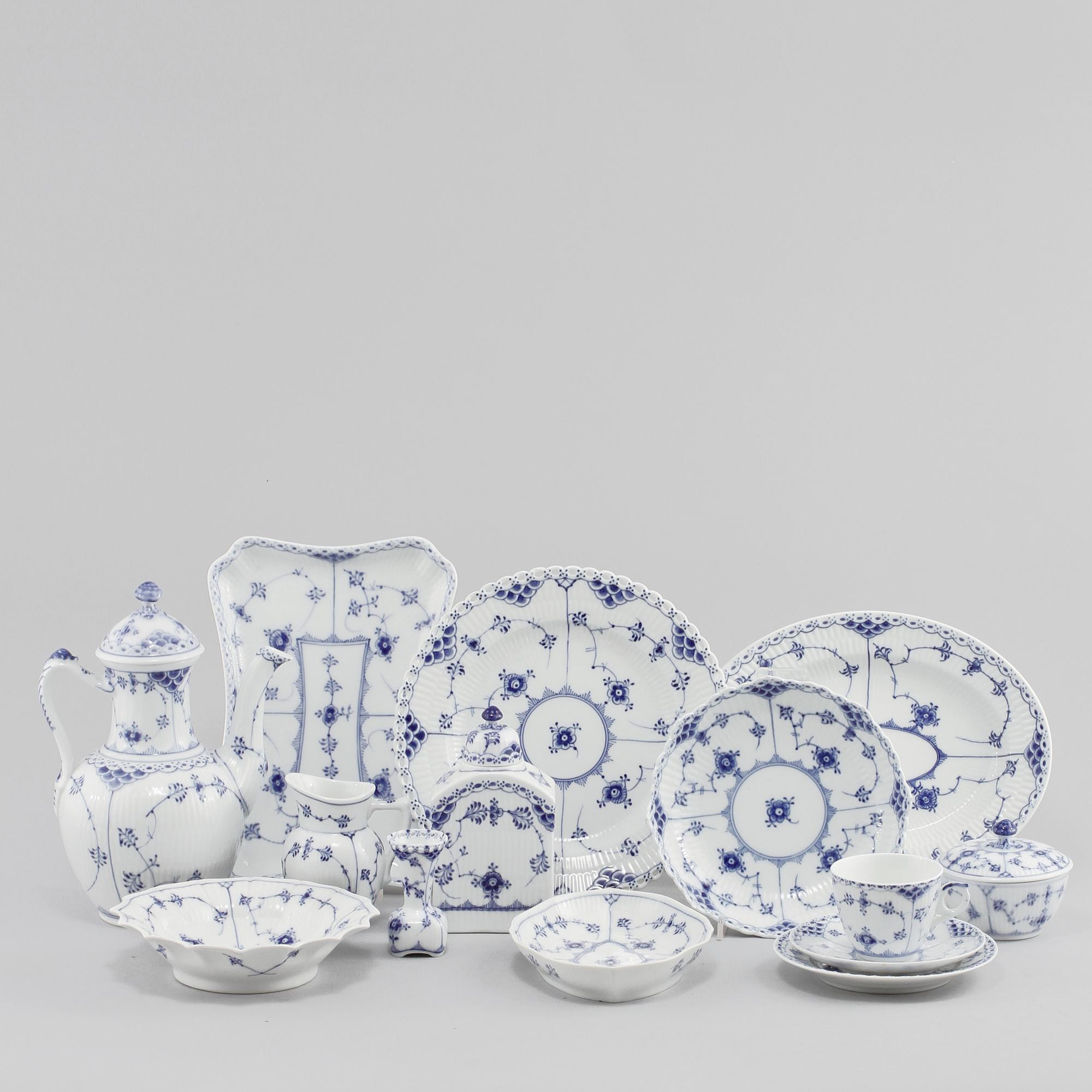 KAFFESERVIS, 35 delar, porslin,  "Musselmalet", Royal Copenhagen, 1900-talets andra hälft.
