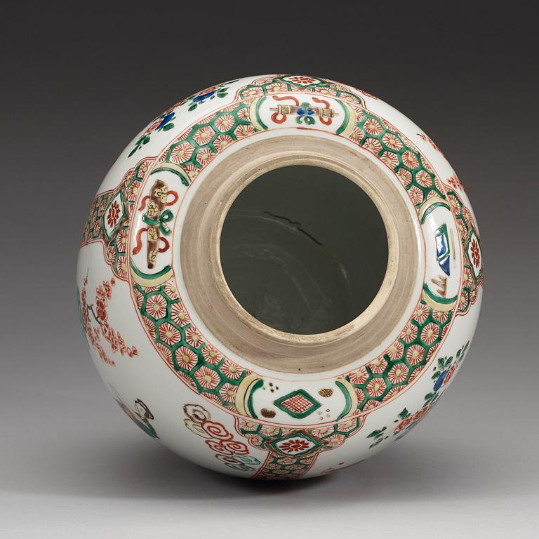 A famille verte jar, Qing dynasty (1644-1912).