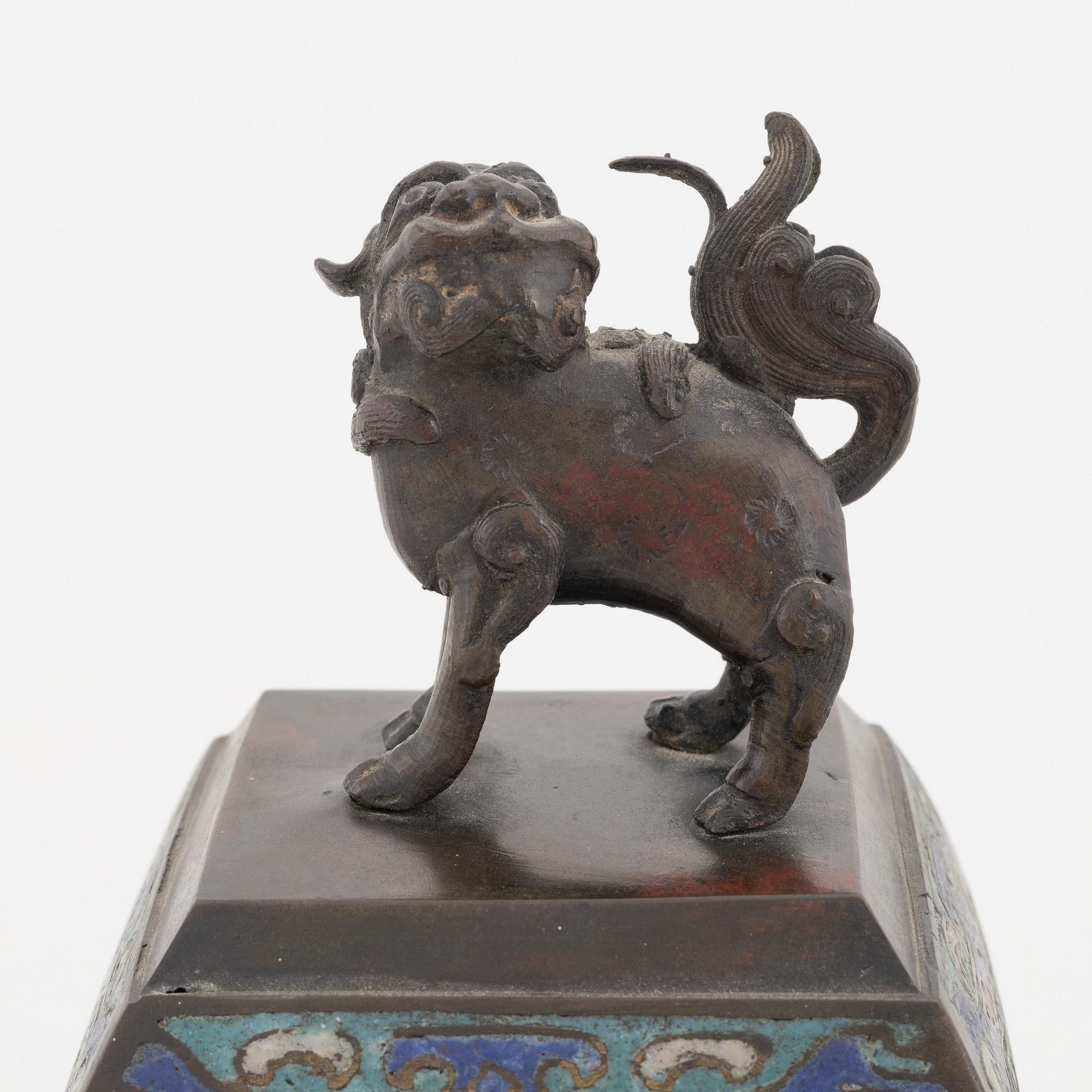 Rökelsekar, två stycken samt vas med lock, closonné. Japan, Meiji (1868-1912).