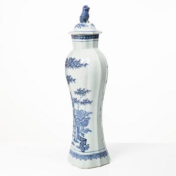 A blue and white export porcelain urn with cover, China, Qingdynasty, 18th century.